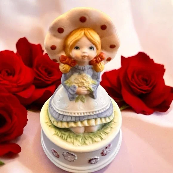Vintage Flambro Fine Porcelain Rotating Music Box With Little Girl Taiwan - Picture 2 of 11